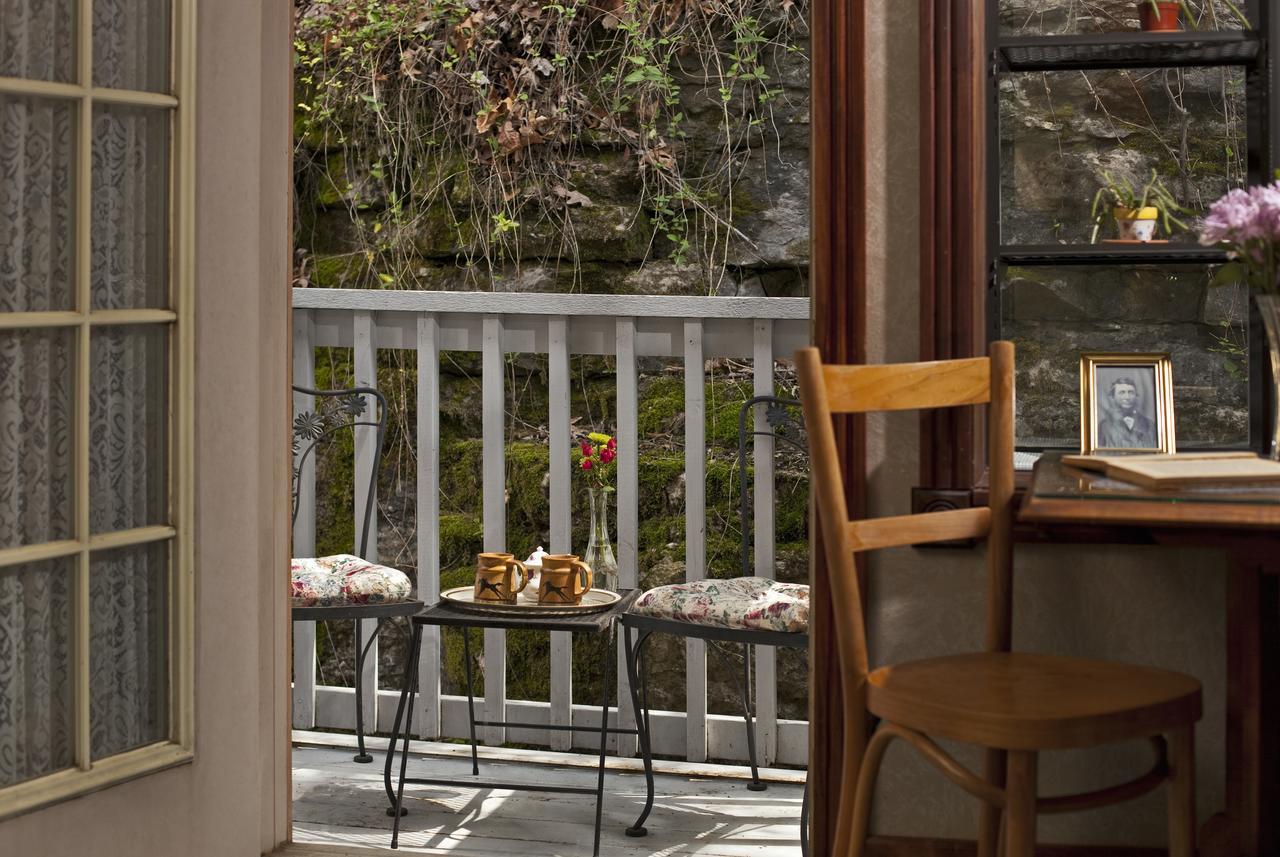Cliff Cottage Inn Юрика Спрингс Экстерьер фото