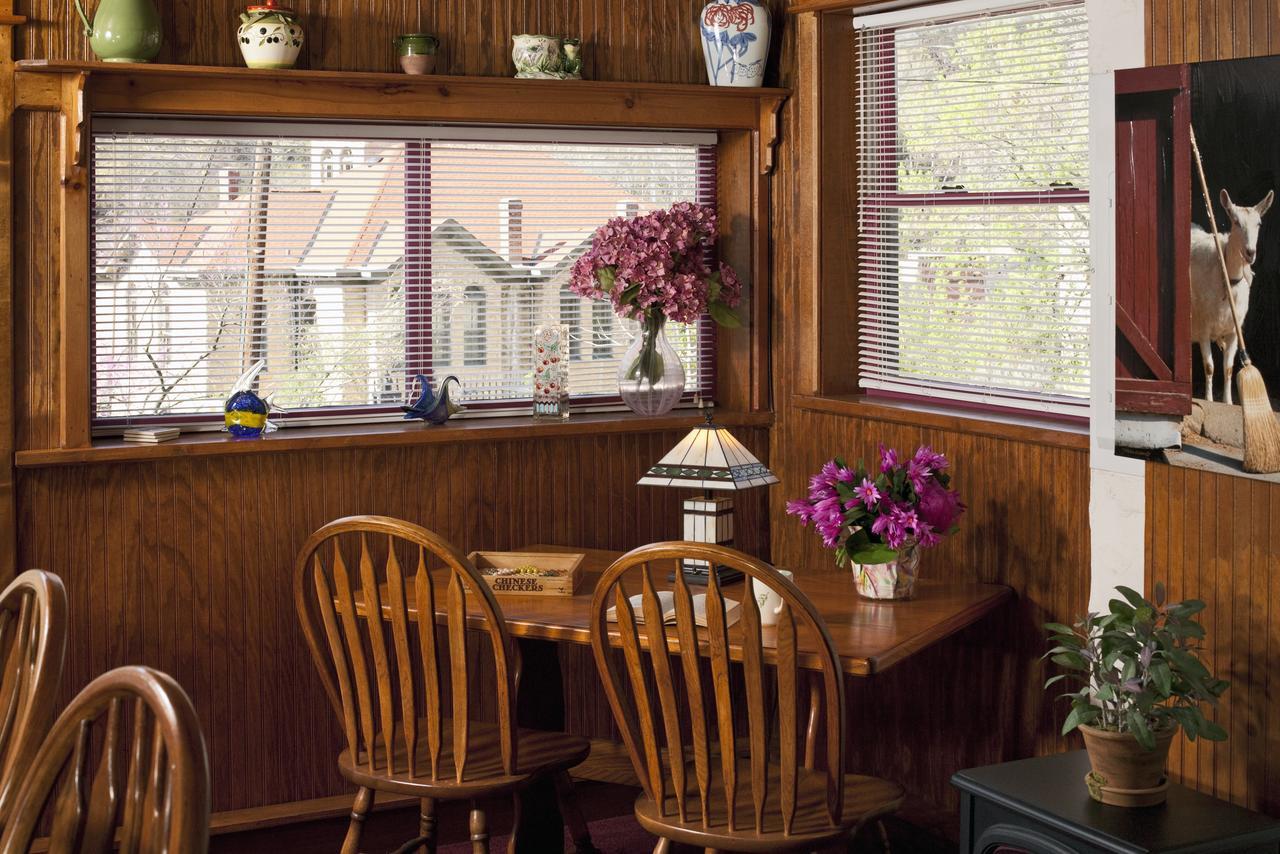 Cliff Cottage Inn Юрика Спрингс Экстерьер фото